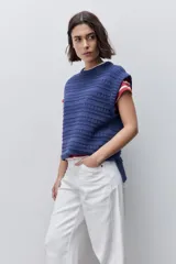 Pantalón jean de tiro alto con calce straight y pierna recta, confeccionado en denim de aspecto limpio. Cuenta con cinco bolsillos, cierre frontal con botón y presillas para cinturón.