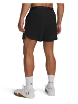Short deportivo Under Armour de corte ajustado, con diseño de doble capa que incluye una calza interna blanca y un short externo negro. Cuenta con cintura elástica y aberturas laterales en el bajo para mayor movilidad.