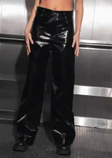 Pantalón negro de charol con tiro medio alto, botón metálico níquel, badana de RENÉE en cintura y bolsillos traseros.