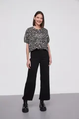 Blusa de algodón con estampado animal print tipo cebra, cuello redondo y mangas cortas abullonadas con diseño de globo.