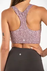 Top deportivo con estampado abstracto en tonos lila y gris.