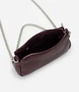 Cartera bandolera compacta de cuero sintético color negro, con cierre superior y doble correa de cadena metálica, una corta para el hombro y una larga ajustable.