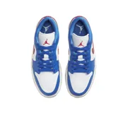 Championes Nike Air Jordan 1 Low con diseño de paneles en cuero blanco y azul, destacando el swoosh lateral en color rojo. Presenta el logo Jordan Wings bordado en el talón y suela de goma en color azul.