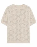 Buzo tejido de punto color beige con diseño geométrico de rombos calados, cuello redondo y mangas cortas.