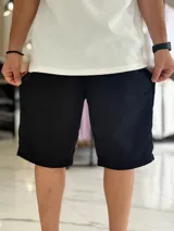 Bermuda deportiva de corte baggy y estilo jogging, en color beige, con bolsillos laterales y cintura elástica.