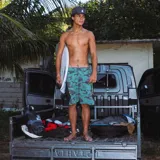 Short de baño con estampado de camuflaje en tonos verde y negro, de secado rápido y diseño cómodo ideal para surf.