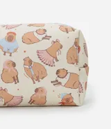 Neceser rectangular mediano de poliuretano con cierre de cremallera y estampado de carpinchos.