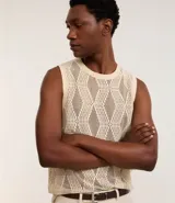 Musculosa de hombre color beige, confeccionada en tejido jacquard con textura cuadriculada. Tiene cuello redondo y corte regular.