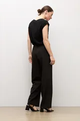 Pantalón sastrero de corte recto y tiro medio, en color beige claro, con presillas para cinto y bolsillos funcionales.