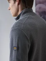 Campera tipo fleece de Benson & Thomas, con cierre frontal completo, cuello alto y textura acolchada en el panel frontal. Posee puños y ruedo acanalados.