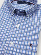 Camisa de hombre de manga larga con diseño a cuadros en tonos azul, verde, rojo y marrón. Confeccionada en algodón y hecha en Uruguay.