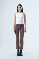 Jean de corte bootcut y tiro medio, color gris oscuro desgastado. Presenta un diseño de pierna recta que se ensancha ligeramente hacia el ruedo, con cierre frontal y bolsillos clásicos.