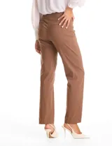 Pantalón de corte recto y entallado, color verde militar, con cintura ancha de soporte y nervadura central vertical que estiliza la silueta. Cuenta con frente limpio y bolsillos posteriores simulados.