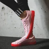Championes Adidas modelo Sleek W, de diseño minimalista en color rosado con suela de goma translúcida en tono rojizo. Presenta perforaciones laterales características de la marca y logo dorado en el lateral.