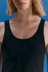 Top deportivo de escote en U, confeccionado en lycra con textura tipo neoprene. Presenta un isologo bordado en el frente y un diseño ajustado al cuerpo.