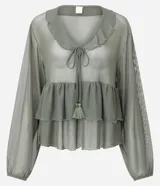 Blusa de tul transparente color verde oliva, con diseño de volados en el frente, escote en V con lazo y borlas decorativas, y mangas largas amplias con puños elásticos.