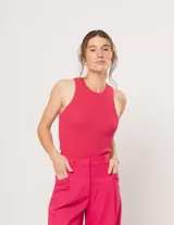 Pantalón de lino color naranja, de tiro alto y corte wide leg.