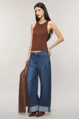 Musculosa slim de ribb de viscosa color marrón, con cuello redondo, sin mangas y bordado sutil en el delantero.