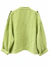 Chaqueta de lino color verde claro, con cuello mao, mangas largas, bolsillos delanteros y cierre frontal con nudos de pasamanería y botones.