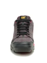 Sneakers CAT modelo Gauge para hombre, fabricados en gamuza gris con detalles en negro y rojo, cordones negros y suela de goma con entresuela de EVA.
