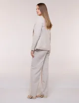 Blazer de sastre entallado color gris claro, con solapa de muesca clásica, cierre frontal de un solo botón y bolsillos frontales de vivo horizontales.