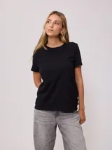 Remera de algodón de corte regular, con cuello redondo y mangas cortas.