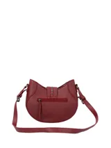 Cartera tipo bandolera de ecocuero color bordó, con diseño semicircular y detalle de tachas metálicas plateadas en el frente. Cuenta con una solapa central con cierre magnético y argollas decorativas, además de una correa ajustable para llevar al hombro o cruzada.