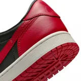 Championes Nike Air Jordan 1 Retro Low, modelo Banned, con diseño en color negro y detalles en rojo, perfil bajo y suela de goma.