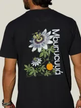Remera de algodón blanca con cuello redondo y manga corta, presenta un pequeño estampado de un fruto de mburucuyá en el lado izquierdo del pecho.