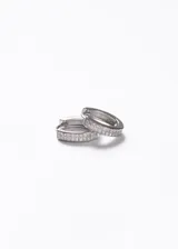 Aros tipo huggies de plata 925, con diseño circular adornado con una hilera de zirconias brillantes incrustadas.