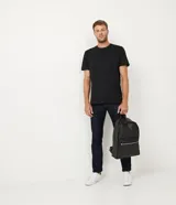 Remera de manga corta y cuello redondo, confeccionada en algodón peruano de alta calidad. Presenta un diseño liso y corte cómodo, ideal para uso diario.