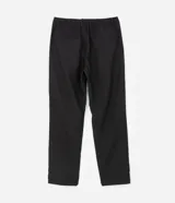 Pantalón de sastrería corte loose, color negro, con cintura con trabillas, cierre de botón y cremallera, y bolsillos laterales tipo cuchillo.