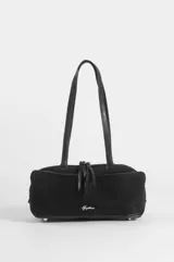 Cartera de hombro de diseño rectangular y estilo bowling, confeccionada en gamuza sintética negra con doble asa larga y cierre superior con tiradores de cuero.