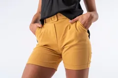Short mostaza de tiro semi alto con bolsillos delanteros y traseros.