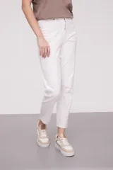 Pantalon de jean blanco, de corte skinny y tiro alto, con cierre frontal y bolsillos laterales.