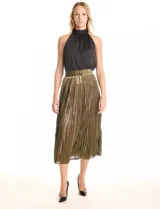 Falda plisada de la marca Liv Los Ángeles, con brillo metalizado en tonos dorados y bronces. Tiene pretina elastizada fruncida y corte evasé de largo midi, por debajo de la rodilla. Incluye forro interno.