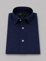 Camisa de manga larga de algodón en color azul marino, de corte slim fit, con cuello italiano y botones frontales en contraste. Cuenta con un pequeño bordado de un ave en la parte inferior del frente.