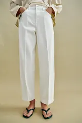 Jeans Z1975 de tiro medio, pernera holgada tipo barrel que se estrecha hacia el tobillo, color blanco, con diseño de cinco bolsillos y raya planchada delantera. Cierre frontal con cremallera y botón metálico.