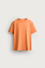 Camiseta básica de corte regular fit, con cuello redondo y mangas cortas de color blanco.
