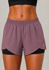 Short deportivo de color malva con calza incorporada en color negro y cintura elástica.