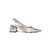 Zapato slingback de cuero color plateado, con punta fina, taco ancho bajo y tira trasera ajustable con hebilla metálica.