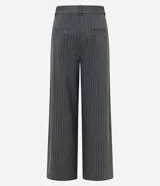 Pantalón de corte amplio tipo pantalona, confeccionado en tejido con patrón de rayas diplomáticas. Presenta cintura alta con trabillas para cinturón y cierre frontal tradicional.