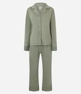 Pijama largo de dos piezas color verde militar, confeccionado en modal con elastano, con detalles satinados. Consta de una camisa de manga larga con cuello solapa y cierre frontal de botones, y un pantalón largo de cintura elástica.