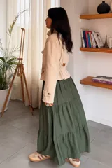 Campera de estilo safari en color beige, confeccionada en material tipo napa. Presenta cuello alto, cierre frontal con botones metálicos, bolsillos frontales con solapa y detalles de trabillas en los puños.