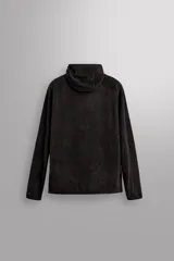 Sudadera de corte regular fit confeccionada en tejido polar con textura efecto pelo. Presenta cuello subido con capucha integrada, manga larga ranglán y acabados con cinta elástica. El bajo es asimétrico, siendo más largo en la parte posterior.