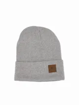 Gorro tipo beanie de tejido de punto color gris melange, con borde doblado y parche de cuero sintético marrón con diseño de montaña grabado.
