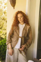 Saco calado tejido a mano con lana mohair, color marrón claro, con diseño de punto abierto y lazo para ajustar en la cintura.