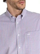 Camisa de manga larga con diseño a cuadros en tonos azul, rojo y blanco. Tiene cuello abotonado, bolsillo en el pecho con logo bordado de la marca RKF y corte regular fit.