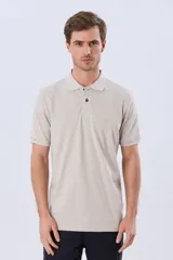 Remera polo de piqué de algodón color azul, de manga corta, con cuello camisero, cierre frontal de dos botones y pequeño logo bordado en el pecho.