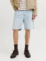 Bermuda de jean de calce relajado para hombre, confeccionada en denim de algodón en color celeste claro con efecto lavado.